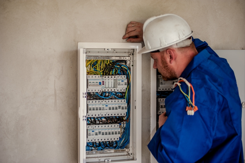 sasu-HYERES-min_electrician-2755683